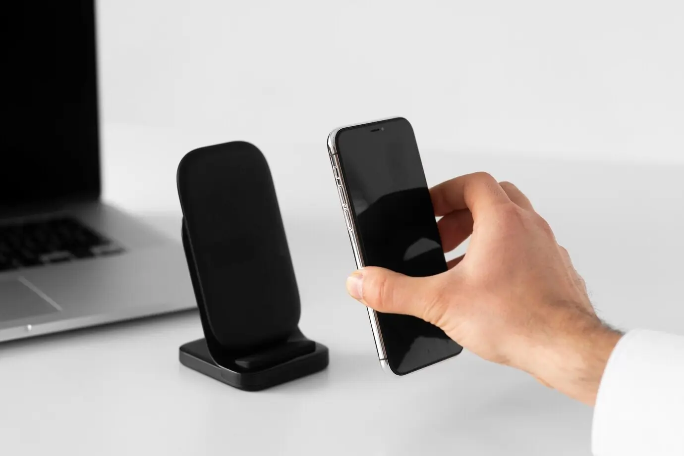 Primer plano de una mano que sostiene un teléfono