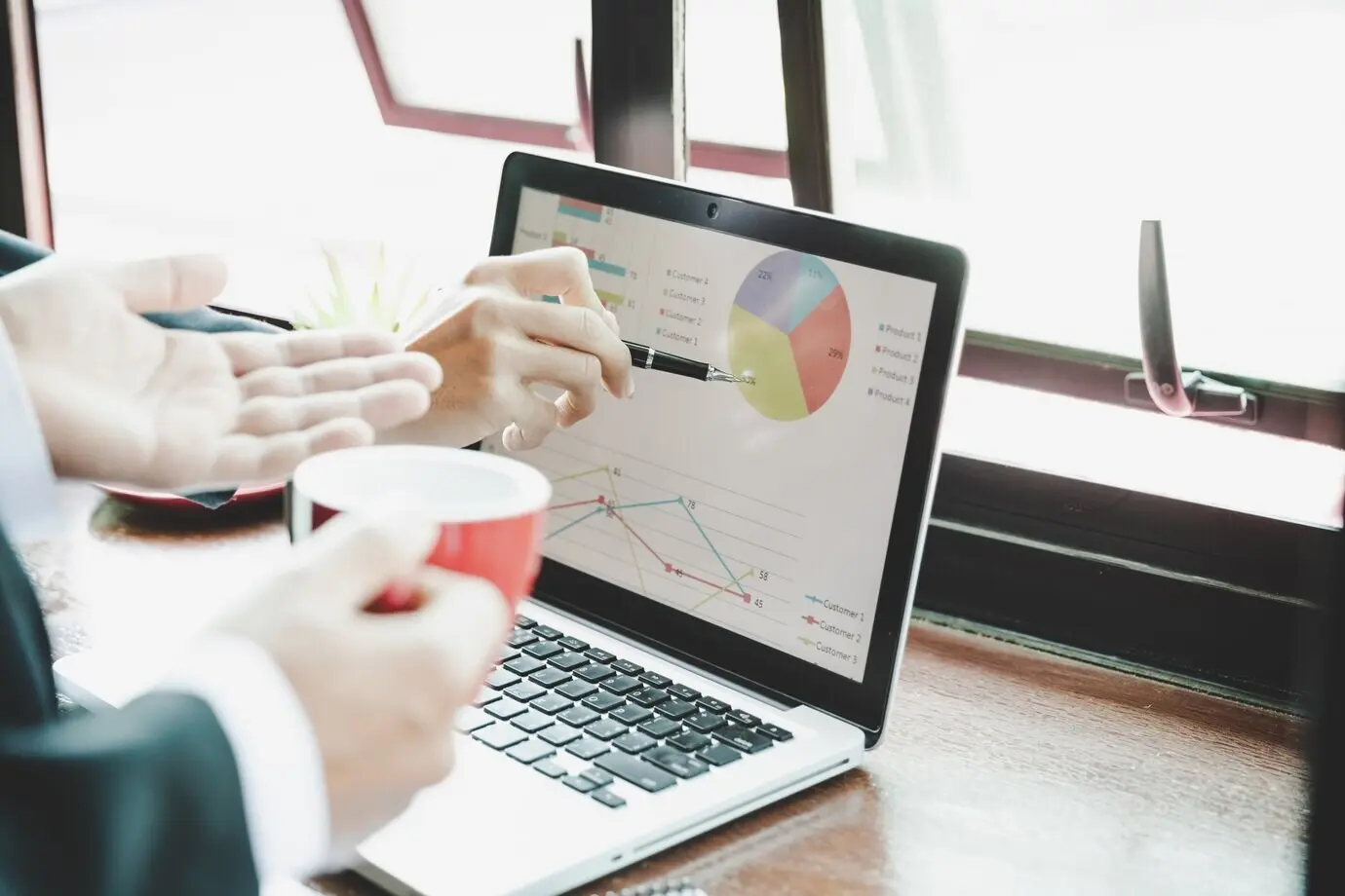 Proceso de trabajo en equipo. Foto de un equipo de negocios joven trabajando en un nuevo proyecto de startup.