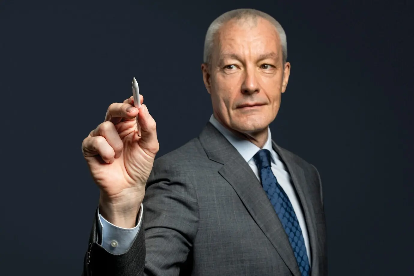 Gesto de la mano de un empresario usando un lápiz óptico y escribiendo.