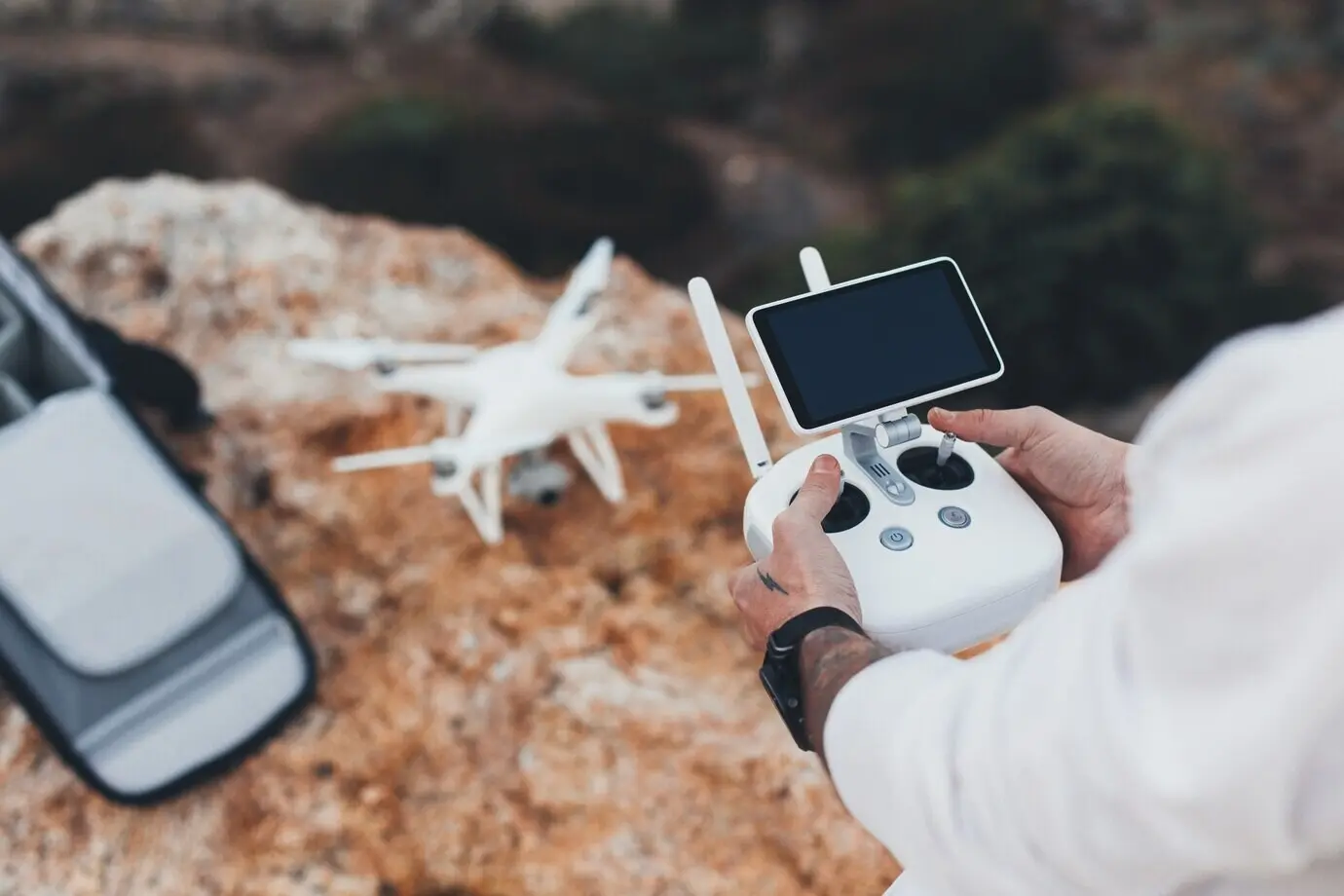 Creador de videos aéreos de stock y fotógrafo prepara un dron para el vuelo.